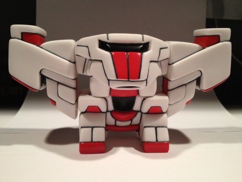 Heavy Armored Rig - White Skull Wing Division Red figure by Matt Doughty, produced by Onell Design. Front view.