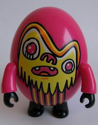 Mr Pink figure by Jon Burgerman, produced by Toy2R. Front view.