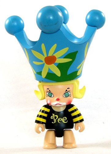 Bee Bee Molly figure by Kenny Wong, produced by Toy2R. Front view.