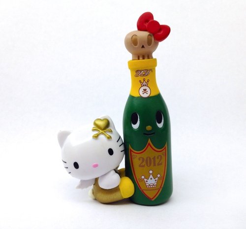 Champagne Kitty figure by Simone Legno (Tokidoki), produced by Sanrio. Front view.