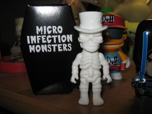 Micro Infection Monster figure, produced by Secret Base. Front view.