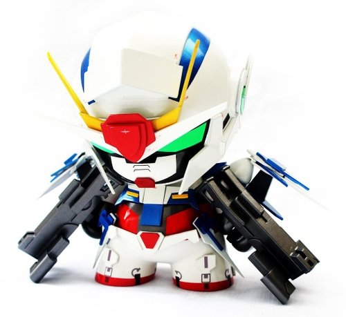 00 Raiser Gundam Custom Munny figure by Rotobox. Front view.