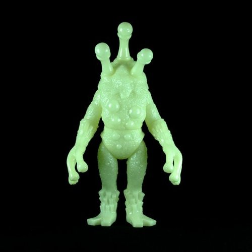 Alien Argus - Unpainted GID figure by Mark Nagata, produced by Toy Art Gallery . Front view.