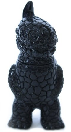 Micro Miborah - Black figure by Kiyoka Ikeda, produced by Gargamel. Front view.
