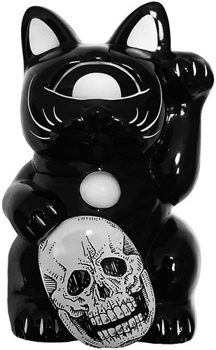Mini Fortune Cat - Skull Toys figure by Mori Katsura, produced by Realxhead. Front view.