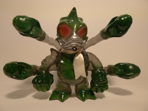 Maverasu (Kaiju-Taro 2nd anniversary Green Version) figure by Cronic, produced by Cronic. Front view.
