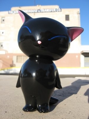 Godzilla ya Canico Cat Black figure by Canico, produced by Us Toys. Front view.