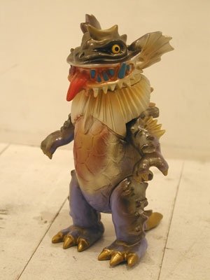 Okoze Kaiju King Gozera figure by Imiri Sakabashira, produced by Billiken Shokai. Front view.