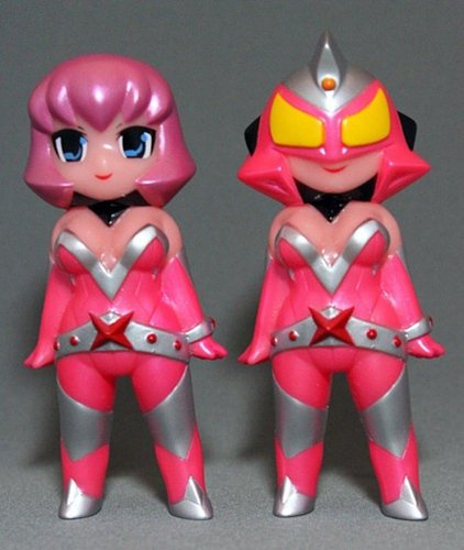 Lady Maxx - Pink US Edition figure by Mark Nagata, produced by Max Toy Co.. Front view.