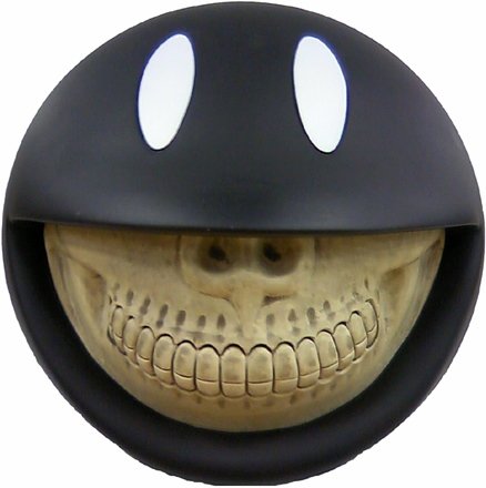 Smiley Grin figure by Ron English, produced by Made By Monsters. Front view.