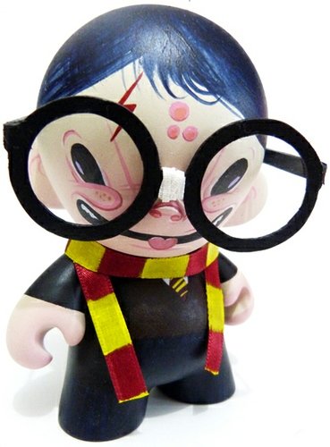 Munny Potter figure by Sergio Mancini. Front view.