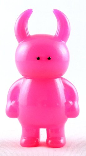 Pink Fluoro Uamou (Black Eyes) figure by Ayako Takagi, produced by Uamou. Front view.