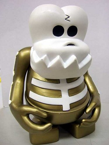 Skull Kun Gold   figure by Bounty Hunter (Bxh), produced by Bounty Hunter (Bxh). Front view.