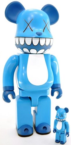 Kaws Chompers Be@rbrick - 400% & 100% Set   figure by Kaws, produced by Medicom Toy. Front view.