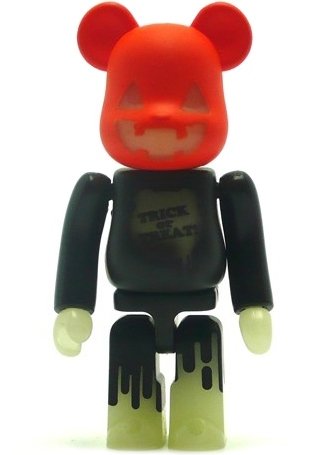 Halloween 2009 Be@rbrick 100% - GID figure, produced by Medicom Toy. Front view.