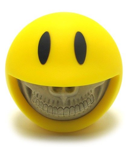 Smiley Grin figure by Ron English, produced by Made By Monsters. Front view.