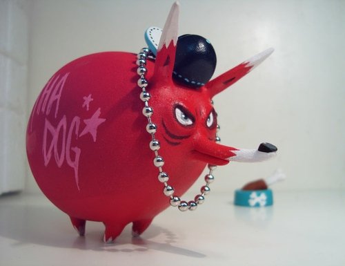 Tha Dog figure by Bazak. Front view.