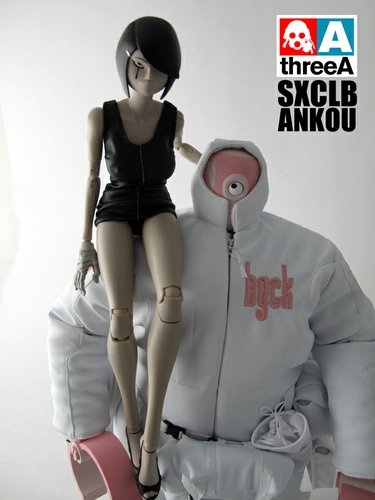 ankou bouncer and little shadow latex set figure by Ashley Wood, produced by Threea. Front view.