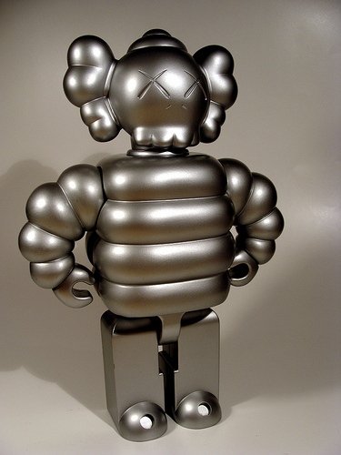 KUBRICK 400% MAD HECTIC figure by Kaws, produced by Medicomtoy. Front view.