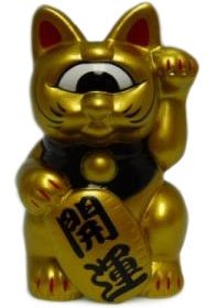 Mini Fortune Cat - Gold figure by Mori Katsura, produced by Realxhead. Front view.
