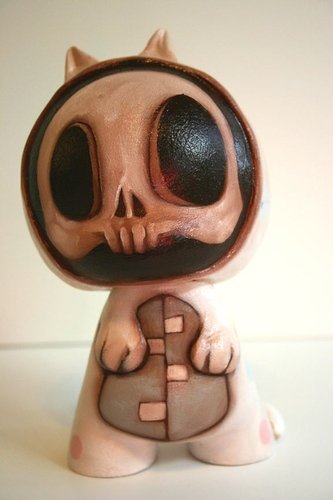 Death Kitty (Masao) figure by Kathie Olivas, produced by Kidrobot. Front view.