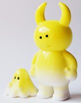 Uamou & Boo - Dazed, Pastel Yellow figure by Ayako Takagi. Front view.