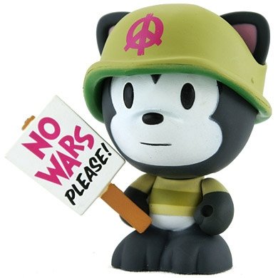 Nigel No Wars figure by Paul Budnitz, produced by Kidrobot. Front view.