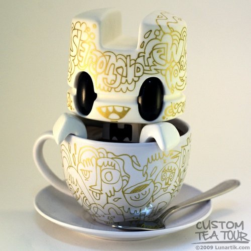 Custom Mini Lunartik in a Cup of Tea figure by Jon Burgerman, produced by Lunartik Ltd. Front view.
