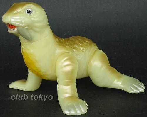 Todola Glow Gold(Lottery) Show Exclusive figure by Yuji Nishimura, produced by M1Go. Front view.