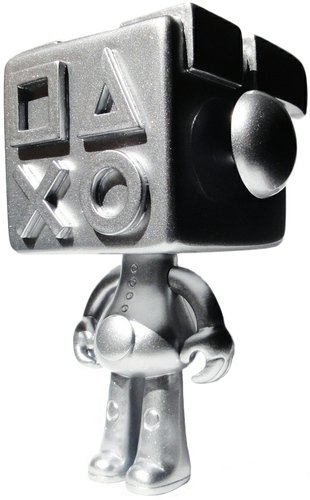 PS BOT - Silver figure by Erick Scarecrow, produced by Esc-Toy. Front view.