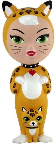 Lil Leona Leopard figure by Lisa Petrucci, produced by Dark Horse Deluxe. Front view.