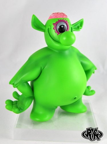THINK PINK CELLE - Green figure by Viseone. Front view.