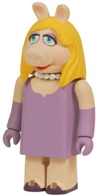 Miss Piggy figure by Jim Henson, produced by Medicom Toy. Front view.