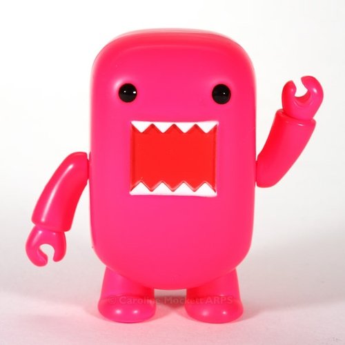 Pink Blacklight Domo Qee figure by Dark Horse Comics, produced by Toy2R. Front view.