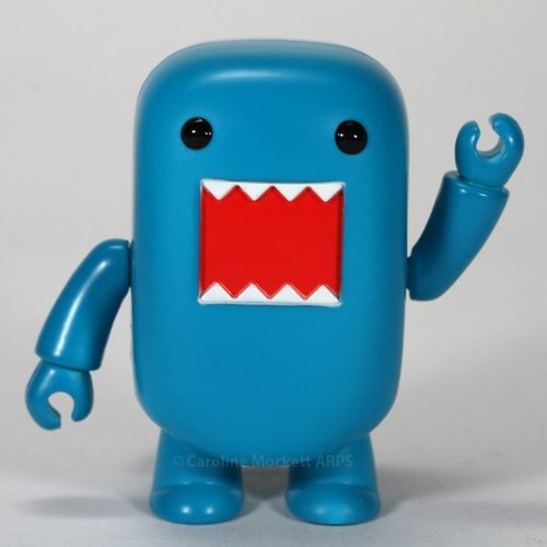 Blacklight Blue Domo Qee figure by Dark Horse Comics, produced by Toy2R. Front view.