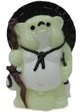 Mini Tanuki - GID figure by Mori Katsura, produced by Realxhead. Front view.