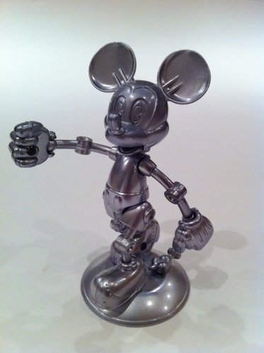 Future Mickey figure by Hejima Sorayama, produced by Takaratomy. Front view.