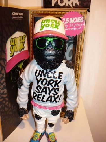 Uncle York Says Relax figure by Simone Fiorito. Front view.