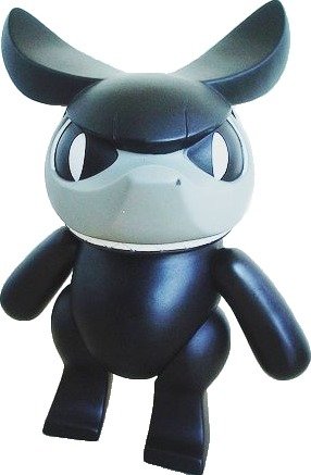 Snout - Play Lounge Black figure by Touma, produced by Headlock Studio. Front view.