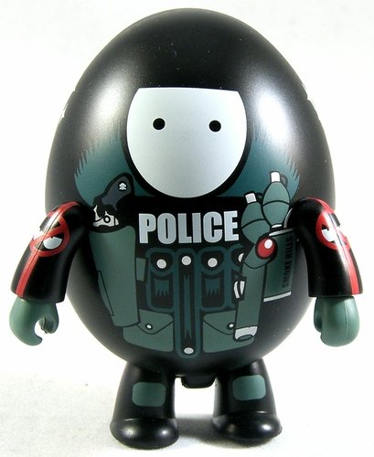 Trooper figure by Run, produced by Toy2R. Front view.