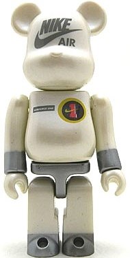Be@r Force One Be@rbrick 100% - Airbe@r figure by Nike, produced by Medicom Toy. Front view.