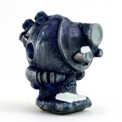 Ultramarine Snow Sprog G  figure by Cris Rose. Front view.