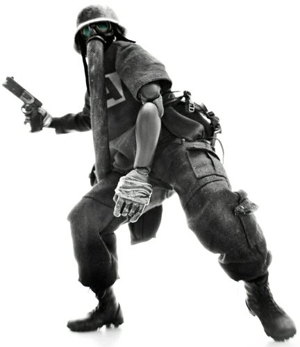 Noir de Plume - Bambaland Exclusive figure by Ashley Wood, produced by Threea. Front view.