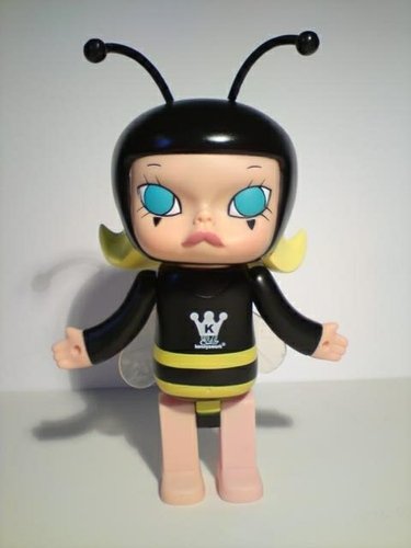 Big Molly Bee figure by Kenny Wong, produced by Kennyswork. Front view.