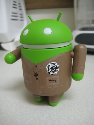 Android: SwANDROID figure by Alice Lin, produced by Dyzplastic. Front view.