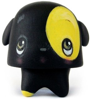 Puppy-dog eyes Gumdrop no.10 figure by 64 Colors. Front view.
