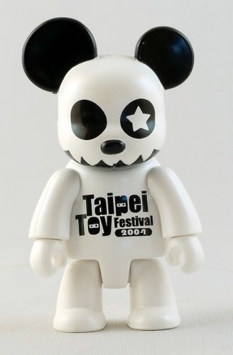 Hollystar Taipei White figure, produced by Toy2R. Front view.