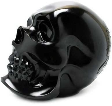 Hasadhu Shingon Skull - Black figure by Usugrow, produced by Secret Base. Front view.