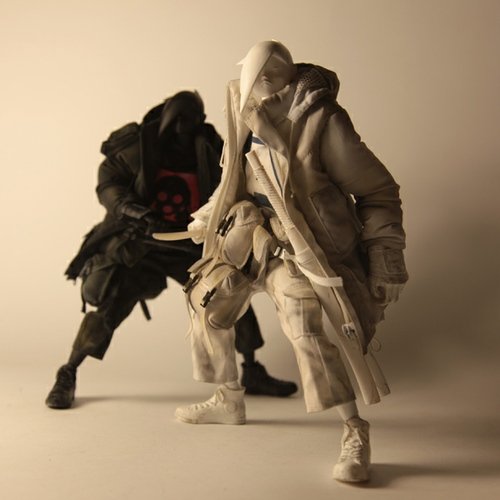 Shadow and Light (gift only) figure by Ashley Wood, produced by Threea. Front view.