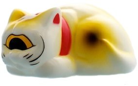 Sleeping Fortune Cat figure by Mori Katsura, produced by Realxhead. Front view.
